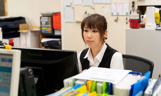 受付の女性スタッフイメージ