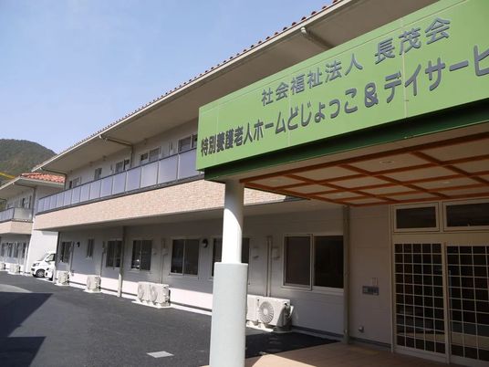 明るい外観の玄関  