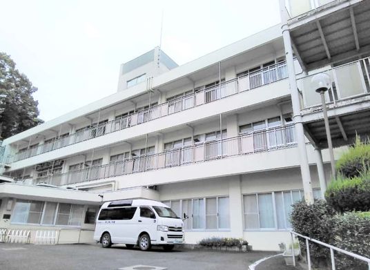 白い外観の建物外観