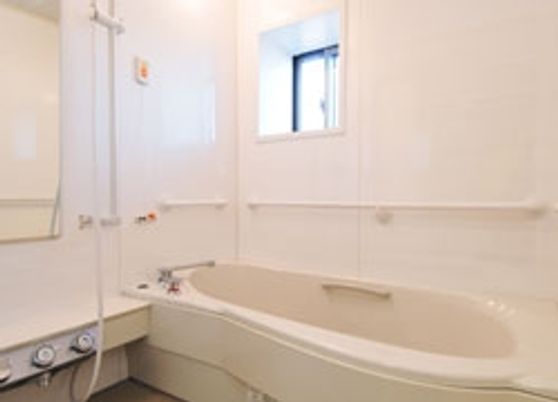 白く清潔な空間の浴室