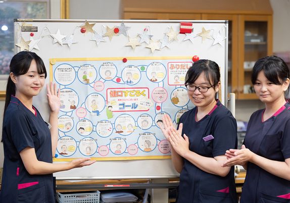 スタッフが地図を紹介する様子