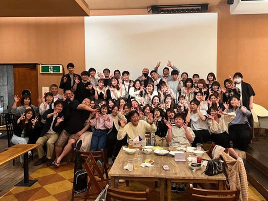 笑顔の人々が集う室内