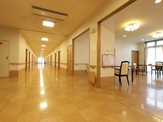 広々とした明るい廊下