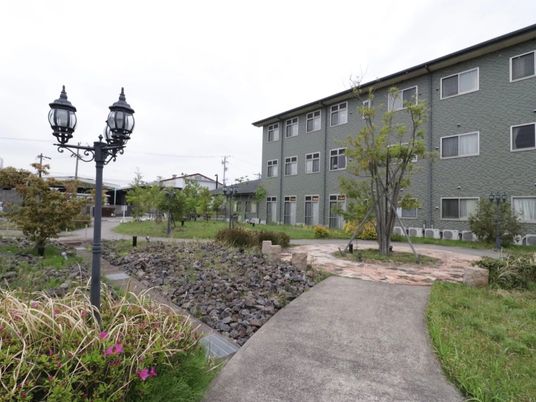庭付きの建物外観