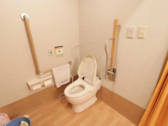 手すり付きの快適トイレ