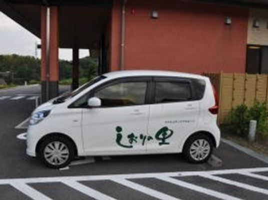 送迎車が停まる外観  