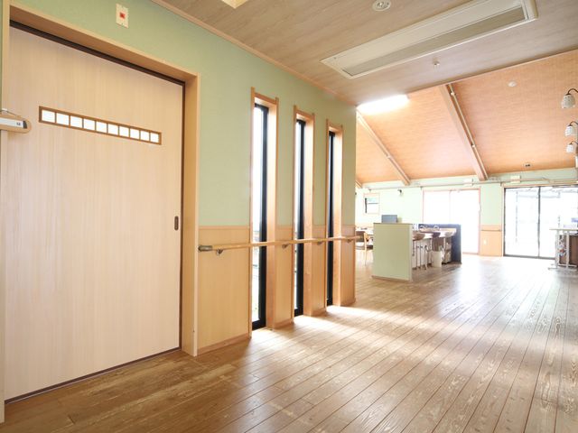 明るいエントランス エントランス 自然光がたっぷりと差し込む、広々とした入口です。木の温もりが感じられるデザインです。