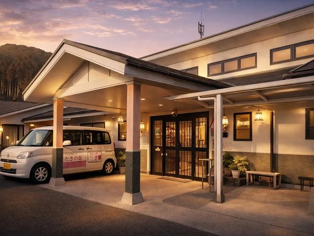 温かな雰囲気の場所 外観 夕暮れの中で温かみのある施設の外観です。訪問者を迎える親しみやすい印象を感じます。