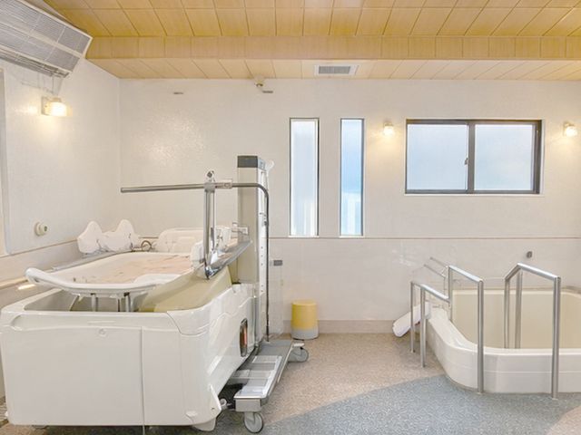 広い浴室 浴室 明るく広々とした浴室です。使いやすさに配慮した設備が整っています。