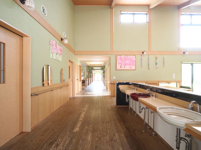 光差し込む廊下 廊下 自然光がたっぷり入る長い廊下です。木の温もりを感じられる落ち着いた空間です。