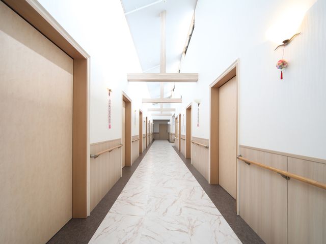 自然光が入る廊下 廊下 明るさが際立つ広い廊下です。自然光が差し込み、清潔感のある雰囲気になっています。