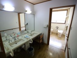 清潔な洗面所とトイレ