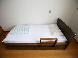 清潔な単身用ベッド