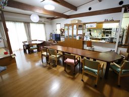 共用スペースの温かみある一室