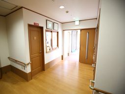明るい廊下の風景