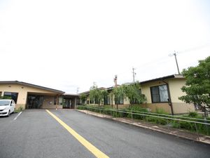 広々とした外観の建物