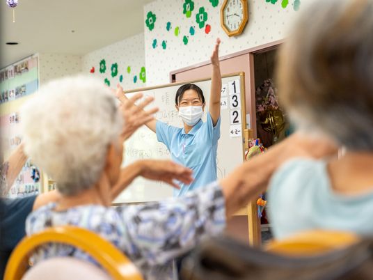 笑顔で指導するスタッフ