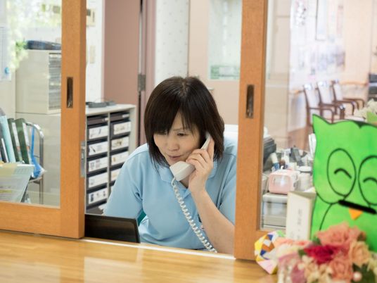 スタッフが電話対応する様子