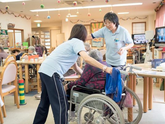 スタッフと入居者のふれあい