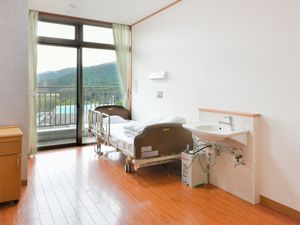 窓際の個室居室  