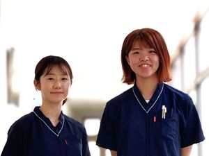 笑顔のスタッフ2人の廊下  
