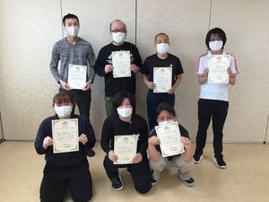 資格証を持つ職員の集合  