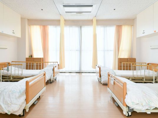 明るい4床の居室  