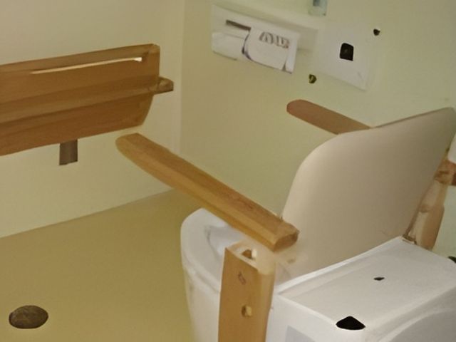 手すり付きのトイレ トイレ 安全に配慮された手すり付きのトイレです。安心してご利用いただけます。