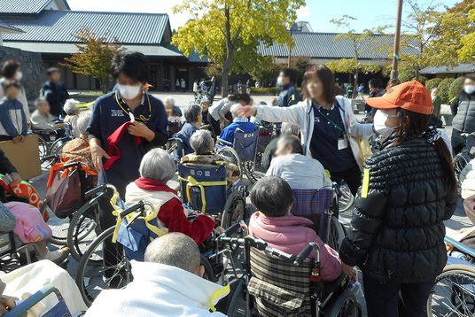 外で活動する人々