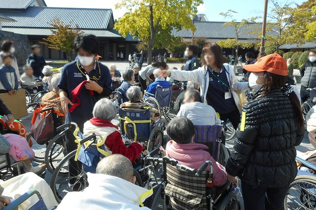 外で活動する人々 外観 屋外での活動に参加している様子です。緑豊かな環境で季節を感じながら交流が進んでいます。