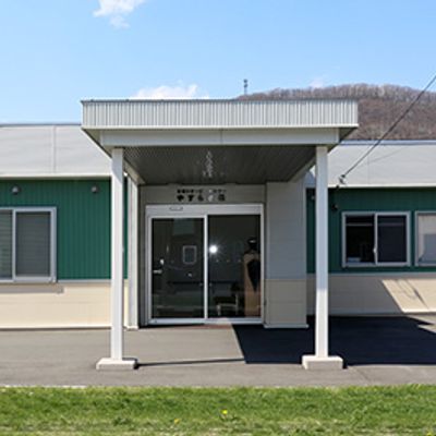 広い玄関の建物
