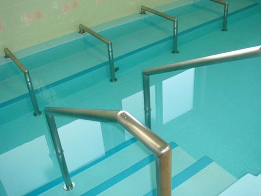 手すり付きの浴室  