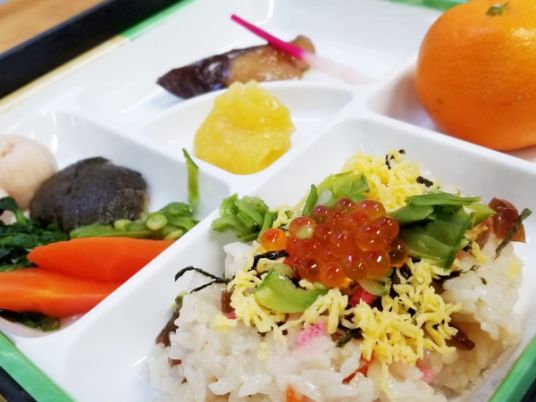 彩り豊かな食事の皿