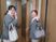 笑顔の女性と廊下  