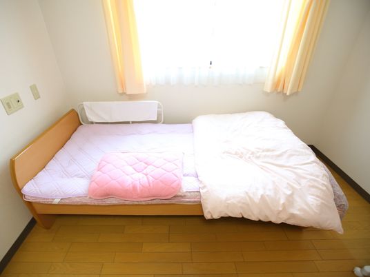 清潔な居室のベッド