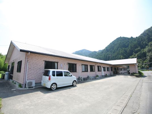 山に囲まれた建物外観