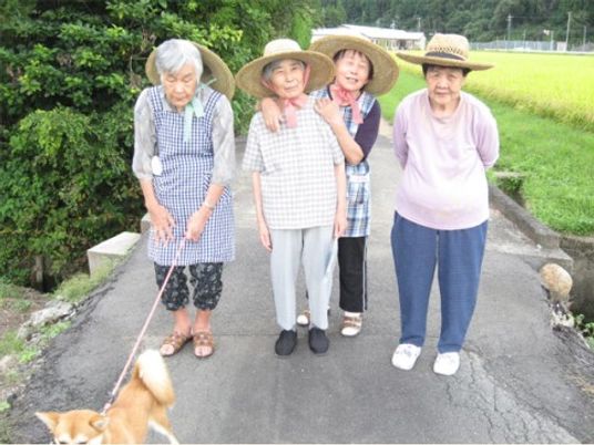 散歩する笑顔の利用者たち