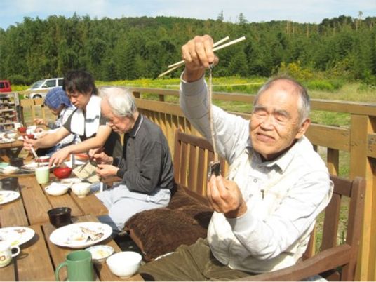 屋外で食事を楽しむ人々