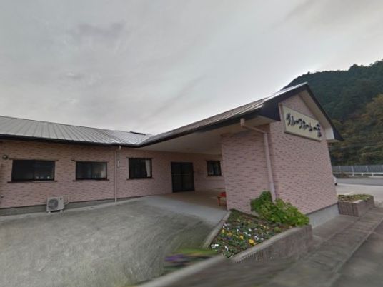 ピンクの壁の建物外観