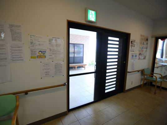 出口標示のある廊下