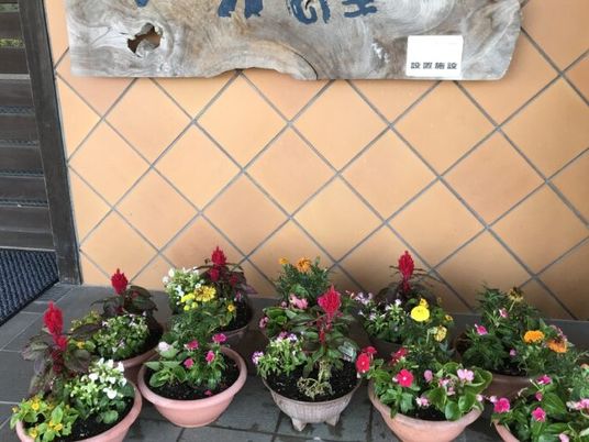 花飾りのある玄関  