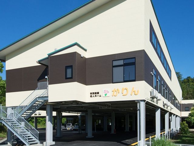緑に囲まれた建物外観 外観 自然に囲まれた静かな環境の中で、心地よく働ける空間です。空の青さが建物を引き立てています。