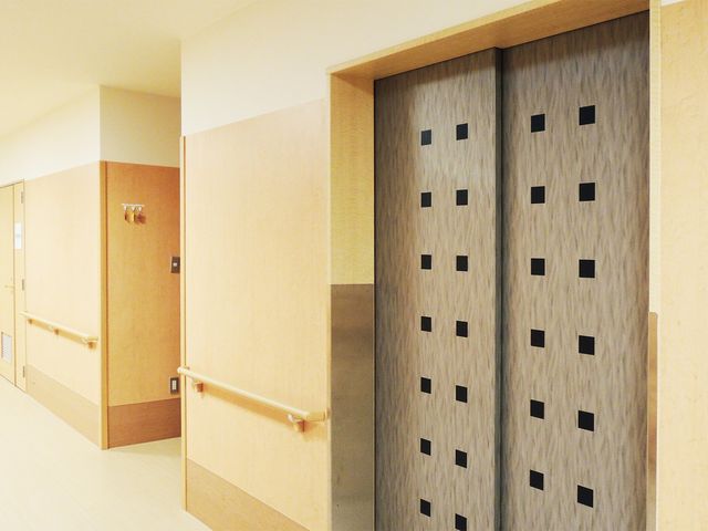 使いやすいエレベーター エレベーター 安全に配慮された手すり付きエレベーターです。移動が快適に行えます。