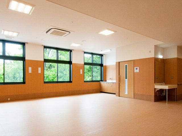 自然光が入る室内 内観 広々とした明るい空間です。自然光をたっぷり取り入れており、快適に過ごせます。
