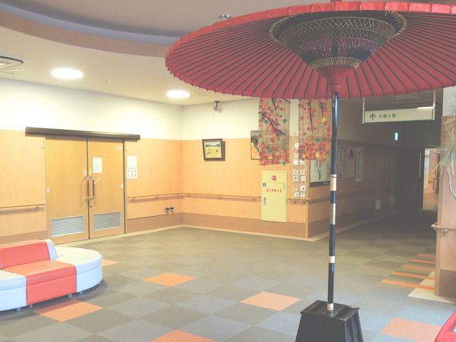 和傘が飾られたロビー ロビー 和傘が飾られた広々としたロビーに、訪れる方を迎え入れる温かみのある空間です。