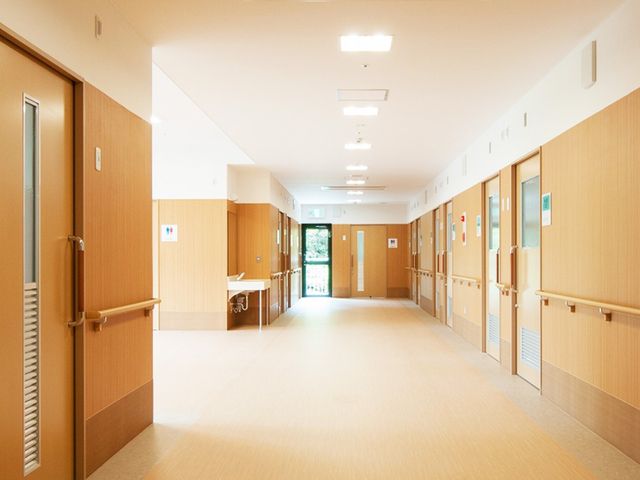 長い廊下のある施設 廊下 自然光が差し込む明るい廊下です。広々とした空間で移動も楽に行えます。