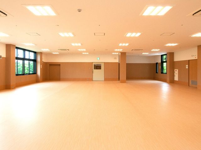 広々とした室内 多目的室 自然光が差し込む広々とした空間で、さまざまな活動に対応可能な多目的室です。
