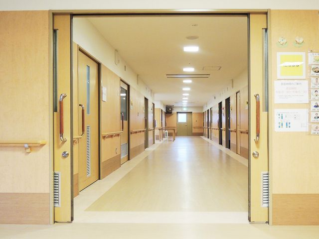 広い廊下 廊下 幅の広い廊下は、車椅子での移動も快適です。安全性と利便性に配慮されています。