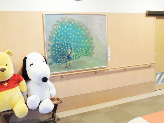 くつろぎのリビング ラウンジ ぬいぐるみが置かれた温かみのあるスペースで、リラックスした時間を過ごせます。
