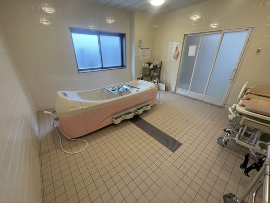 介護用の浴槽が設置された部屋
